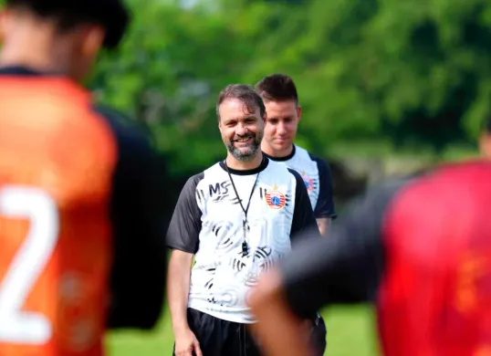 Potret pelatih Persija Jakarta, Mauricio Souza tengah memimpin sesi latihan persiapan Super League 2025/2026. (Sumber: Persija)