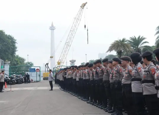 Polri mengerahkan sebanyak 1.437 personel gabungan mengamankan aksi unjuk para pengemudi ojek online (Ojol) di kawasan Silang Monas, Gambir Jakarta Pusat pada Kamis, 17 Juli 2025. (Sumber: Polres Metro Jakarta Pusat)