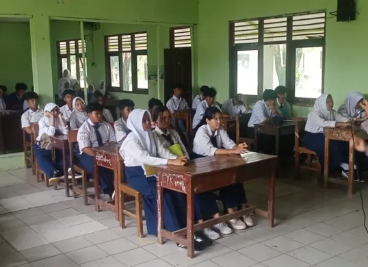 Kapolsek Tajurhalang, Iptu Tamar Bekti memberikan sosialisasi imbauan mencegah aksi kejahatan jalanan di depan para murid MPLS di kelas Sekolah SMK Satria Bangsa, Kabupaten Bogor. (Sumber: Polsek Tajurhalang)
