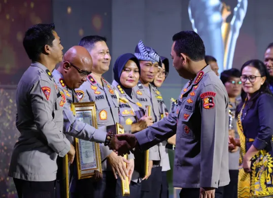 Kapolri Jenderal Listyo Sigit Prabowo menganugerahkan penghargaan Hoegeng Award 2025 kepada lima anggota polisi teladan. (Sumber: Humas Polri)