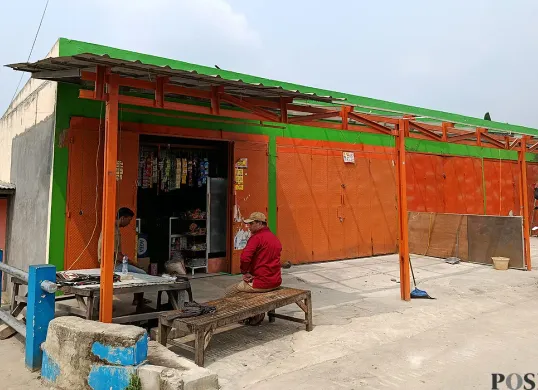 Bangunan ruko milik Idris, staf Desa Srimukti, Kabupaten Bekasi, luput dari pembongkaran. (Sumber: POSKOTA | Foto: Nurpini Aulia Rapika)