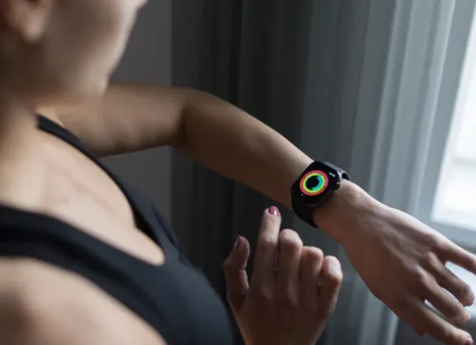 Ilustrasi rekomendasi smartwatch untuk olahraga. (Sumber: Freepik)