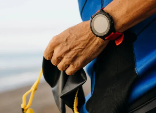 Ilustrasi smartwatch untuk traveling, baterai tahan lama. (Sumber: Freepik)