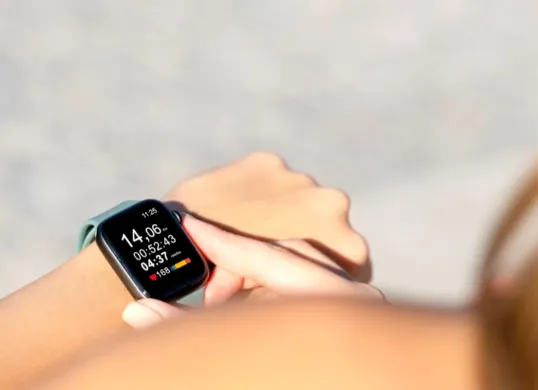 Ilustrasi smartwatch mirip Apple Watch dengan harga terjangkau. (Sumber: Freepik)