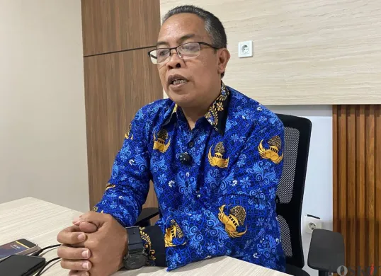 Kepala Bidang Pembinaan SD Disdikbud Tangsel, Didin Sihabudin di Kantor Dinas Pendidikan dan Kebudayaan Kota Tangsel, Kamis, 17 Juli 2025. (Sumber: Poskota/Primayanti Juli Kumala Manalu)