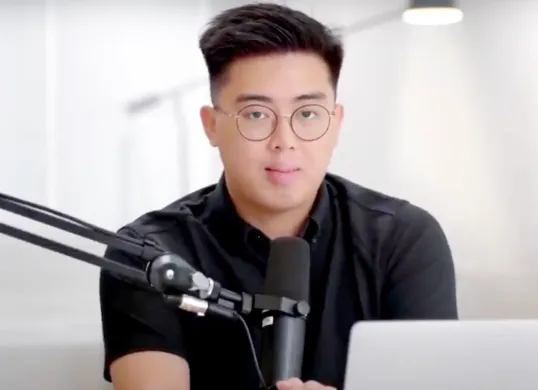 Potret Timothy Ronald yang membagikan stategi mencapai kebebasan finansial dari 0 hingga Rp100 miliar. (Sumber: YouTube/Timothy Ronald)