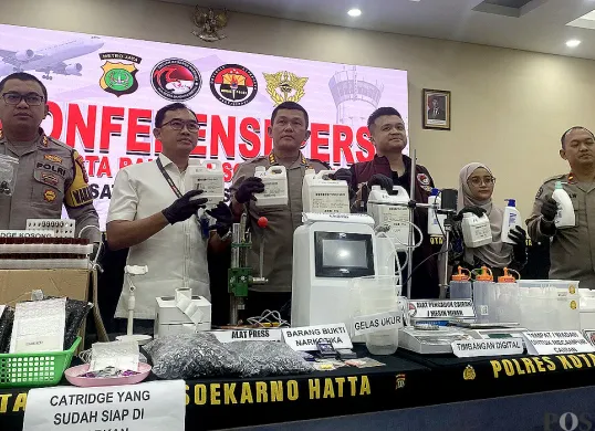 Polresta Bandara Soetta berhasil membekuk 4 WNA yang terlibat peredaran narkoba yang dikemas dalam bentuk liquid vape. (Sumber: POSKOTA | Foto: Primayanti)