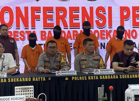 Polresta Bandara Soekarno-Hatta menghadirkan empat WNA tersangka kasus peredaran narkoba yang dikemas dalam cairan vape. (Sumber: POSKOTA | Foto: Primayanti)