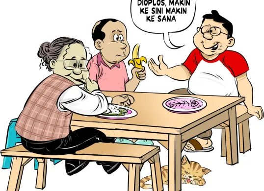 Tiga pria sedang ngobrol santai di warteg sambil menyantap makanan sederhana. Salah satu dari mereka melontarkan sindiran soal maraknya praktik oplosan: "Apa-apa dioplos, makin ke sini makin ke sana." (Sumber: Poskota/Arif Setiadi)