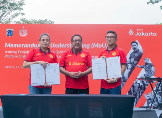 Dirut Bank Jakarta, Agus H. Widodo, dan Dirut PT Persija Jaya Jakarta, Mohamad Prapanca, disaksikan oleh Wagub Jakarta, Rano Karno serta Ketua Umum JakMania, Diky Soemarno, MoU sponsorship Bank Jakarta dengan Persija (Sumber: Dok. Bank Jakarta)