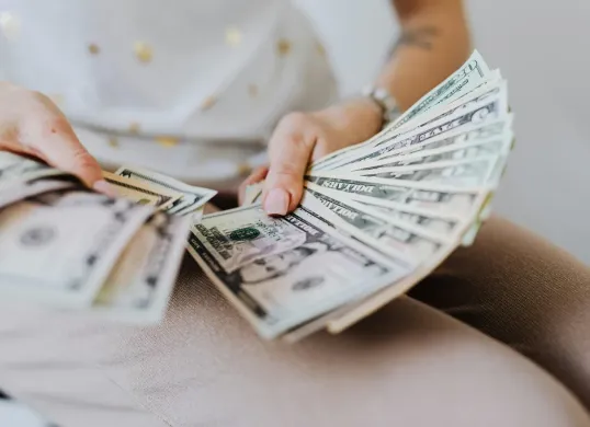 Strategi mengelola gaji UMR untuk jadi kaya ala Timothy Ronald. (Sumber: Pexels/Kaboompics.com)