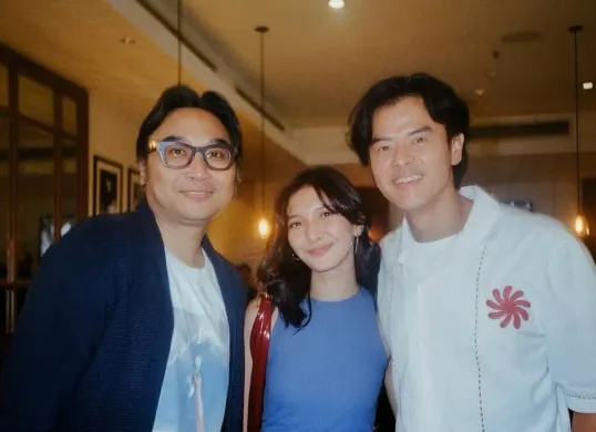 Lirik lagu Gaze dari Adhitia Sofyan yang menjadi soundtrack film Sore: Istri dari Masa Depan. (Sumber: Instagram/@adhitiasofyan)