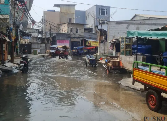Suasan Kelurahan Muara Angke, Kecamatan Penjaringan, Jakarta Utara, tergenang banjir. (Sumber: Poskota/Pandi Ramedhan)