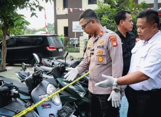 Polisi memperlihatkan barang bukti kejahatan sindikat Curanmor Rumpin yang beraksi 30 kali di Alam Sutera. 10 motor diamankan Polisi Pinang, Kota Tangerang. (Sumber: Humas Polres Metro Tangerang Kota)