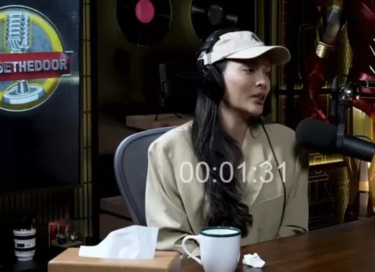 Erika Carlina saat hadir di podcast Close The Door bersama Deddy Corbuzier. (Sumber: Youtube/Podcast Close The Door)