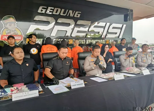 Polres Metro Bekasi Kota menetapkan dua pelaku curanmor dengan pemberatan dalam rilis, Jumat, 18 Juli 2025. (Sumber: Poskota/Nurpini Aulia Rapika)