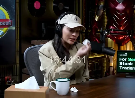 Erika Carlina akui hamil 9 bulan sambil menangis di podcast Deddy Corbuzier. (Sumber: YouTube/Deddy Corbuzier)