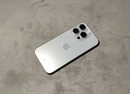 Ilustrasi HP iPhone harga Rp10 jutaan dengan kamera berkualitas. (Sumber: YouTube/WatchWatch)