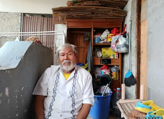 Daeng Andi Latif, 67 tahun, supir angkot di Bekasi yang masih mencari keadilan atas kematian tidak wajar yang menimpa anaknya pada tahun 2009 silam. (Sumber: Poskota/Nurpini Aulia Rapika)
