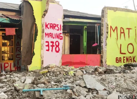 Penampakan rumah kontrakan fiktif di wilayah Kelurahan Jakasampurna, Kecamatan Bekasi Barat, Kota Bekasi yang kini sudah dibongkar oleh kakak terduga pelaku, Jumat, 18 Juli 2025. (Sumber: Poskota/Nurpini Aulia Rapika)