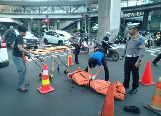 Kecelakaan maut di perempatan CSW, Jalan Raya Sisingamangaraja, Kebayoran Baru, Jakarta Selatan, pada Jumat pagi, 18 Juli 2025. (Sumber: TMC Polda Metro Jaya)