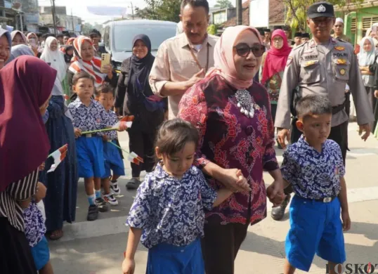 Mentri PPPA, Arifah Fauzi menyambangi Kecamatan Sobang, Kabupaten Pandeglang, Jumat, 18 Juli 2025. (Sumber: Poskota/Samsul Fatoni)