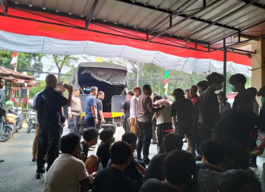 Polisi mengangkut puluhan remaja yang diduga akan terlibat dalam tawuran antar geng di kawasan Lubang Buaya, Jakarta Timur. (Sumber: Polsek Cipayung)