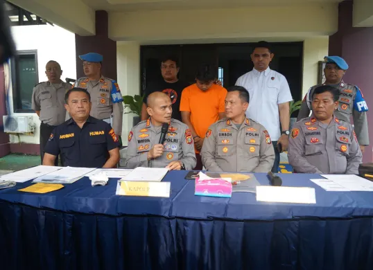Wahid Haryanto alias Wahid, pelaku penipuan berkedok perekrutan tenaga kerja PT Toyoda Gosei Indonesia di kawasan industri Karawang, ditangkap Polsek Cikarang Pusat. Jumat, 18 Juli 2025. (Sumber: Dok. Istimewa)