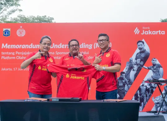 Dirut Bank Jakarta Agus H. Widodo, Wakil Gubernur Jakarta Rano Karno, dan Dirut PT Persija Jaya Jakarta Mohamad Prapanca memperlihatkan jersey Persija di Taman Menteng, Jakarta Pusat, Kamis, 17 Juli 2025. (Sumber: Dok. Bank Jakarta)