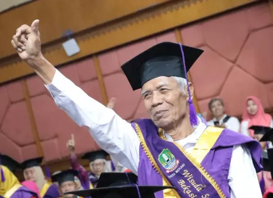 Acara wisuda Sekolah Lansia di Balai Patriot, Kota Bekasi, Jumat, 18 Juli 2025. (Sumber: Dok. Humas Pemkot Bekasi)
