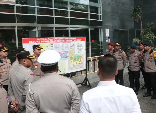 Polri mengerahkan ribuan personel gabungan untuk mengamankan sidang kasus dugaan suap dan perintangan penyidikan (instructions of justice) dengan terdakwa Hasto Kristiyanto di PN Jakarta Pusat. (Sumber: Poskota/Ali Mansur)