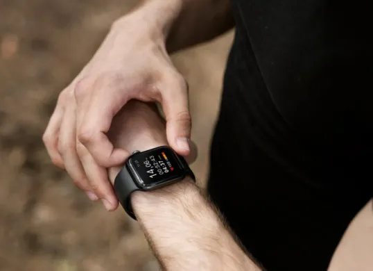 Ilustrasi smartwatch AMOLED dengan harga yang terjangkau. (Sumber: Freepik/Rawpixel)