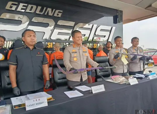Polres Metro Bekasi Kota menangkap dua orang dewasa anggota Western Society yang hendak tawuran dan membawa senjata tajam di kawasan Kalibaru, Kecamatan Medan Satria, Kota Bekasi, Jumat, 18 Juli 2025. (Sumber: Poskota/Nurpini Aulia Rapika)