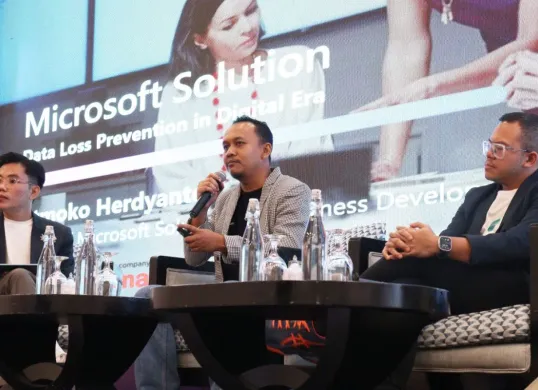 Head of Microsoft Solution and Business Development Telkomsigma, Atmoko Herdyanto (tengah) dalam acara Business Insight "The Importance of Data Loss Prevention (DLP) in Digital Era" pada Juni 2025. (Sumber: Dok. Telkom Indonesia)