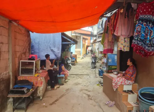 Warga Muara Angke, Penjaringan, Jakarta Utara, bersiap menghadapi banjir pesisir (rob) yang berpotensi terjadi sampai 27 Juli 2025 mendatang. (Sumber: Poskota/Pandi Ramedhan)