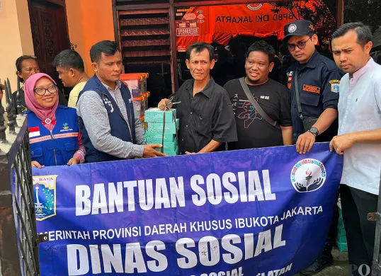 Sudinsos Jakarta Selatan menyalurkan bantuan kepada korban kebakaran di Bukit Duri, Tebet, Jakarta Selatan, pada Sabtu, 19 Juli 2025. (Sumber: POSKOTA | Foto: M Tegar Jihad)