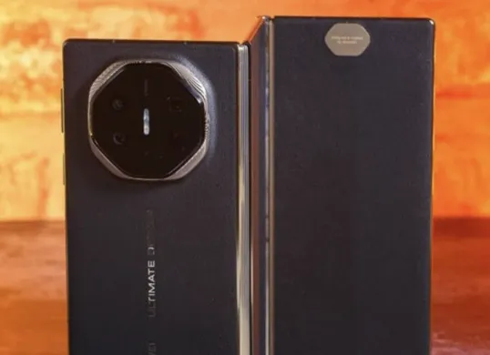 Huawei Mate XT 2 hadir dengan desain lipat tiga dan fitur canggih seperti kamera variabel aperture serta komunikasi satelit. (Sumber: Weibo/@Digital Chat Station)