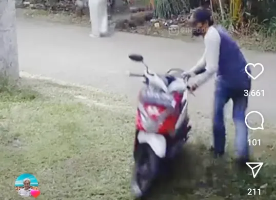Seorang pelaku mencuri motor honda beat warna merah putih dengan dibawa didorong keluar dari pekarangan rumah korban secara diam-diam terekam kamera CCTV. (Sumber: Instagram/@infodepok_id)