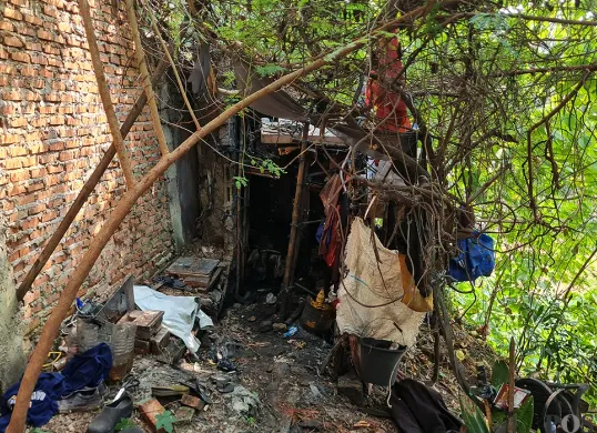 Kondisi gubuk di bantaran Kali Pesanggrahan, Jakbar, tempat ditemukannya pria berinisial ET yang tewas pada Sabtu pagi, 19 Juli 2025. (Sumber: POSKOTA | Foto: Pandi Ramedhan)