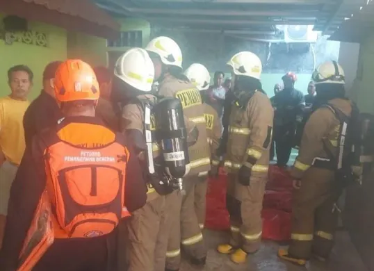 Kebakaran rumah tinggal di kawasan Tebet, Jaksel, pada Sabtu, 19 Juli 2025 tewaskan 4 orang anak. (Sumber: Damkar)
