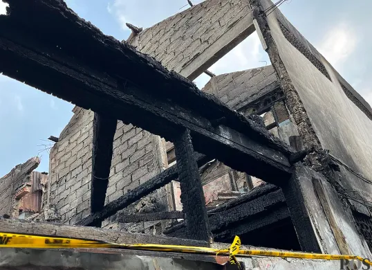 Garis polisi dipasang di rumah kontrakan di Tebet, Bukit Duri, Jakarta Selatan, usai terbakar pada Sabtu, 19 Juli 2025, yang menewaskan 4 anak. (Sumber: POSKOTA | Foto: M Tegar Jihad)