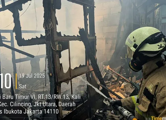 Petugas Damkar melakukan upaya pendinginan rumah tinggal yang terbakar di kawasan Cilincing, Jakarta Utara, pada Sabtu, 19 Juli 2025. (Sumber: Damkar Jakarta Utara)