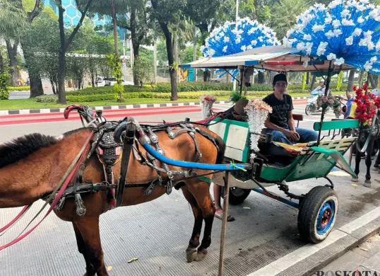 Yadi kusir delman yang setia mangkal di Kawasan Monas, Jakarta Pusat, Sabtu, 19 Juli 2025. (Sumber: Poskota/M. Tegar Jihad)