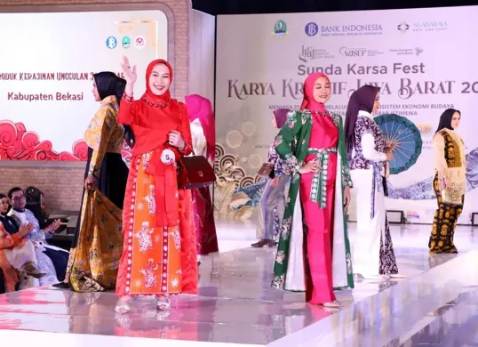 Ketua Dekranasda Kabupaten Bekasi, Marlynda Ade Kuswara, tampil dalam peragaan produk kerajinan di ajang Sunda Karsa Fest KKJ 2025 yang berlangsung di Trans Convention Centre Bandung, pada Jumat, 18 Juli 2025. (Sumber: Humas Pemkab Bekasi)