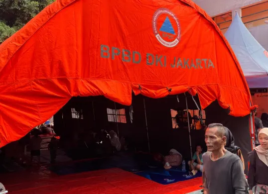 Tenda pengungsian untuk tempat tinggal sementara para korban kebakaran di Bukit Duri, Tebet, Jakarta Selatan, Sabtu, 19 Juli 2025. (Sumber: POSKOTA | Foto: M Tegar Jihad)