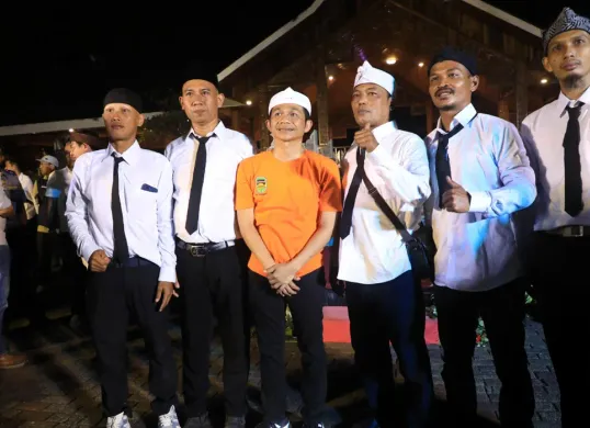 Bupati Purwakarta, Saepul Bahri Binzein, bersama sejumlah petugas kebersihan saat acara tukar nasib di Pendopo Purwakarta, Jumat malam, 18 Juli 2025. (Sumber: Diskominfo Purwakarta)