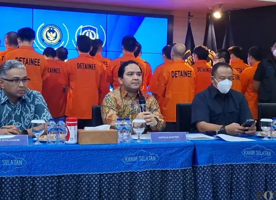 Kakanim Jakarta Selatan, Bugie Kurniawan menjejer barang bukti paspor dari puluhan WNA yang terjaring Operasi Wirawaspada. Salah satu dari puluhan WNA tersebut adalah pemegang kartu UNHCR atau pencari suaka. (Sumber: Poskota/Angga Pahlevi)