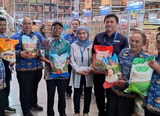 Pemkab Bogor bersama Disdagin saat memantau peredaran beras di sejumlah toko modern. (Sumber: Dok Pemkab Bogor)
