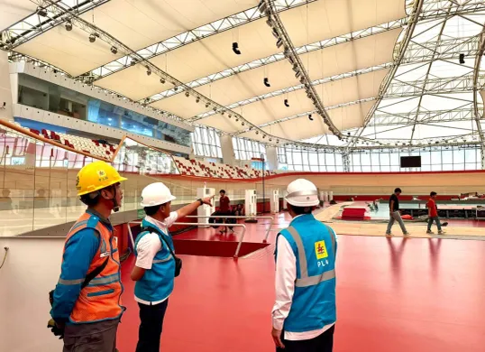 Petugas PLN melakukan pengecekan sistem distribusi listrik sebagai bagian dari persiapan teknis jelang SEA V.League 2025 untuk memastikan pasokan listrik tetap andal dan aman selama pertandingan. (Sumber: Dok. PLN UID Jakarta Raya)