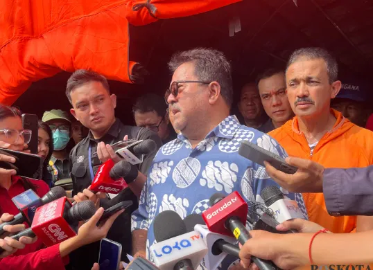 Wakil Gubernur Jakarta Rano Karno meninjau lokasi kebakaran Bukit Duri, Tebet, Jakarta Selatan, Minggu, 20 Juli 2025. (Sumber: Poskota/Muhammad Tegar Jihad)